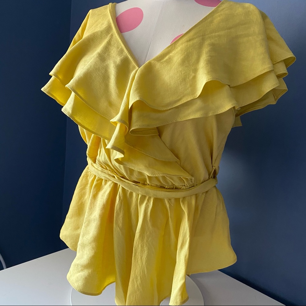 VESTIQUE - NWT - Yellow Girly Flowy Top - Small